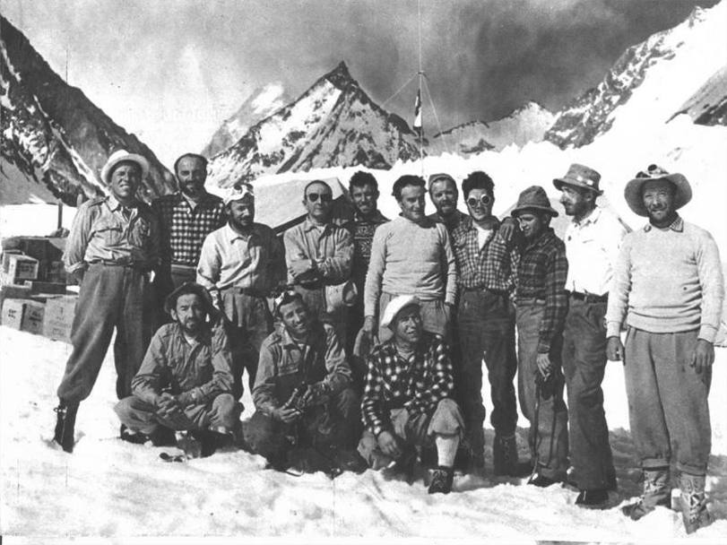 La spedizione italiana che conquista il K2. In piedi, da sinistra: Compagnoni, Angelino, Pagani, Desio, Abram, Sold, Lacedelli, Bonatti, Viotto, Gallotti, Fantin. Seduti: Rey, Floreanini, Puchoz.